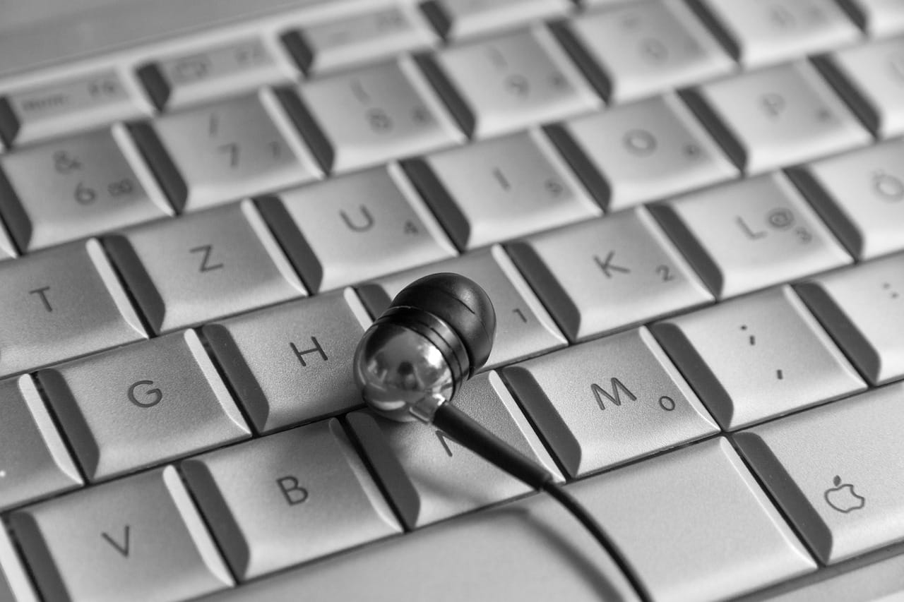 Syntetyki vs. real-world – jak testować OC, żeby nie skończyć z cegłą keyboard-5951108_1280