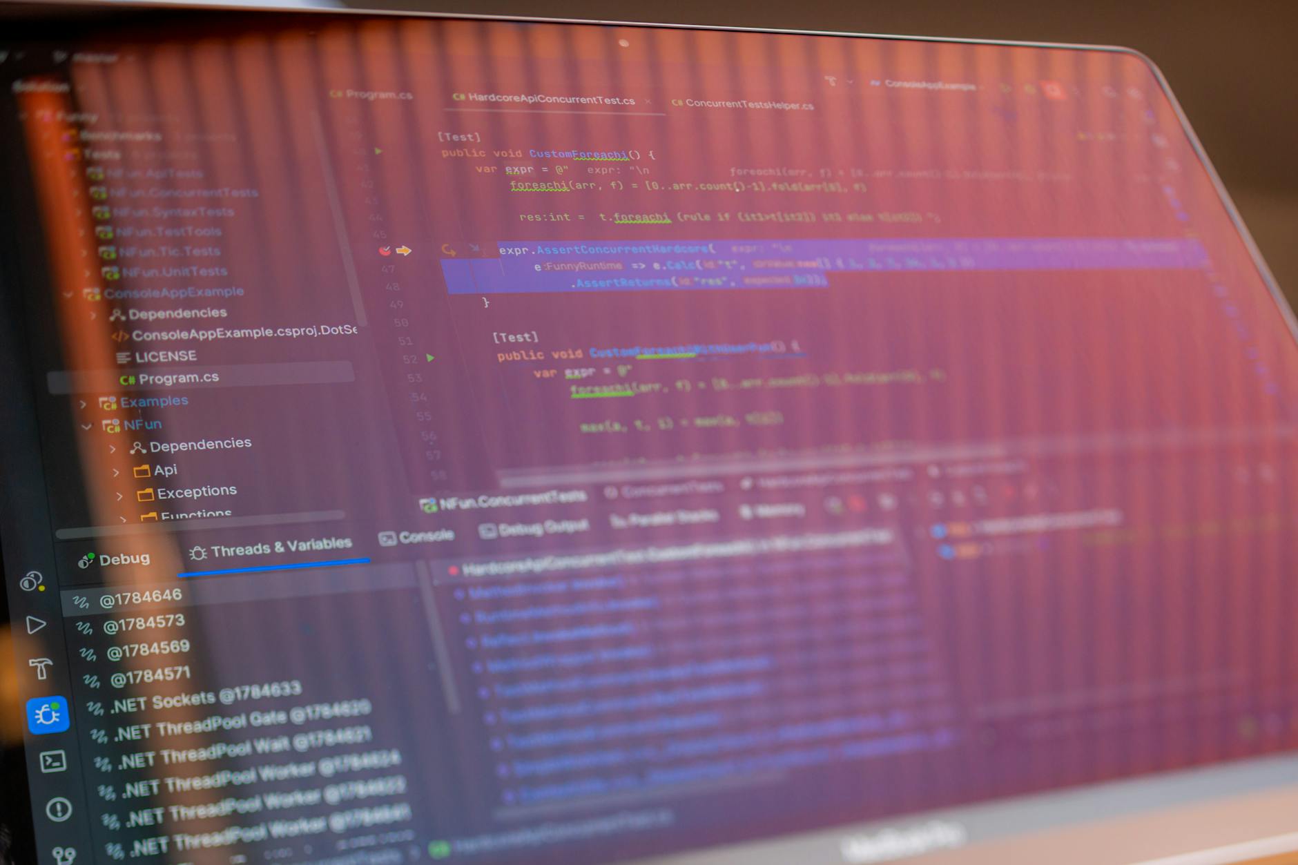Ekran komputera z kodem JavaScript, odbicia na ciemnym monitorze