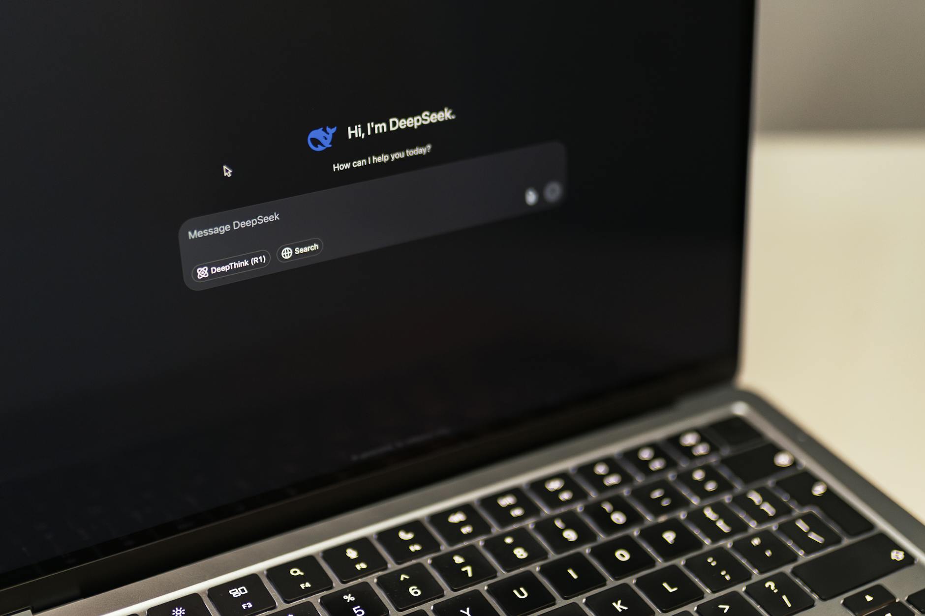 Laptop MacBook z uruchomionym interfejsem AI DeepSeek na ekranie