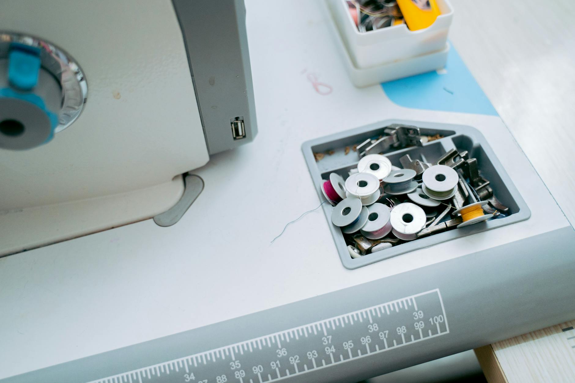 Maszyna do szycia z nićmi i narzędziami w pracowni krawieckiej