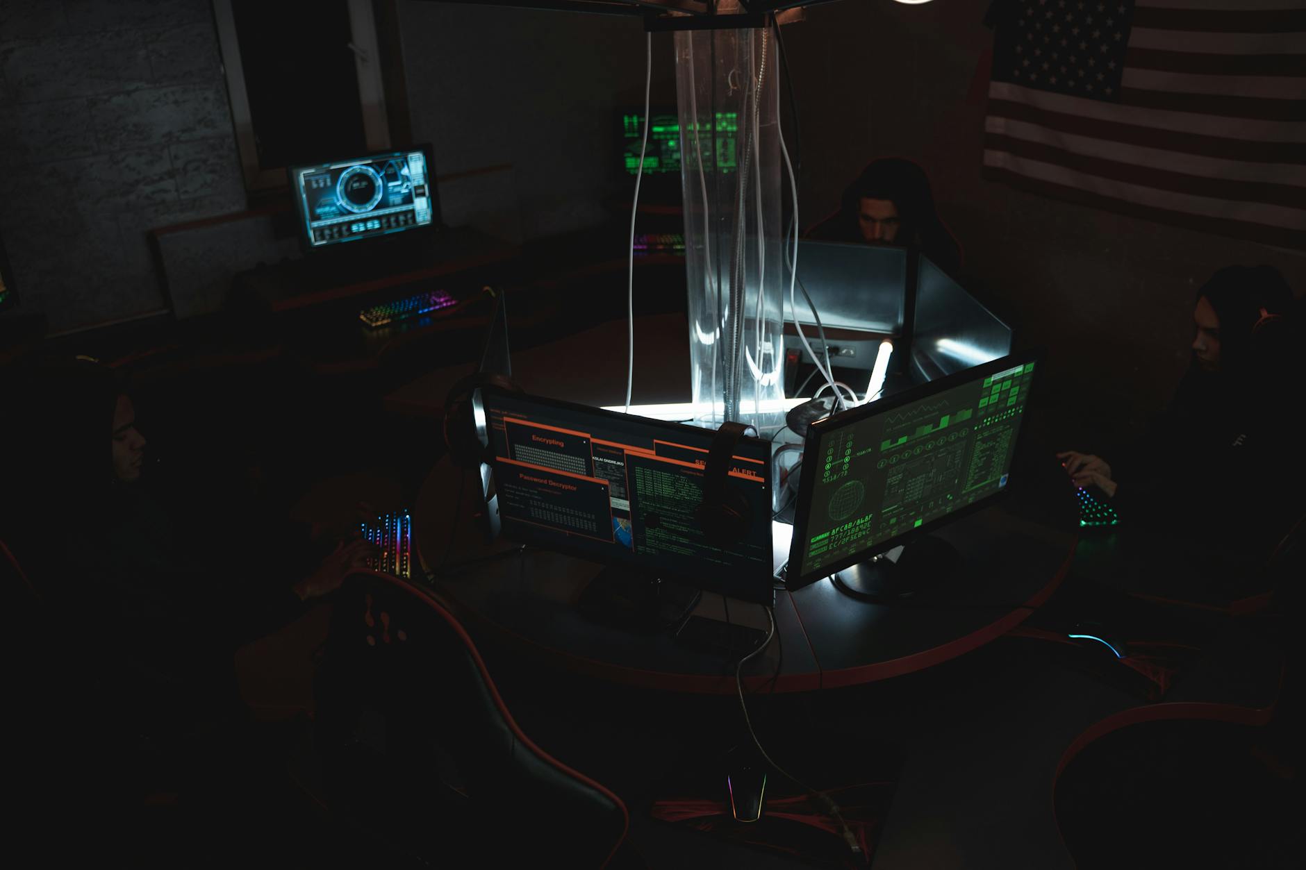 Zespół specjalistów SOC pracuje przy komputerach nad ochroną danych