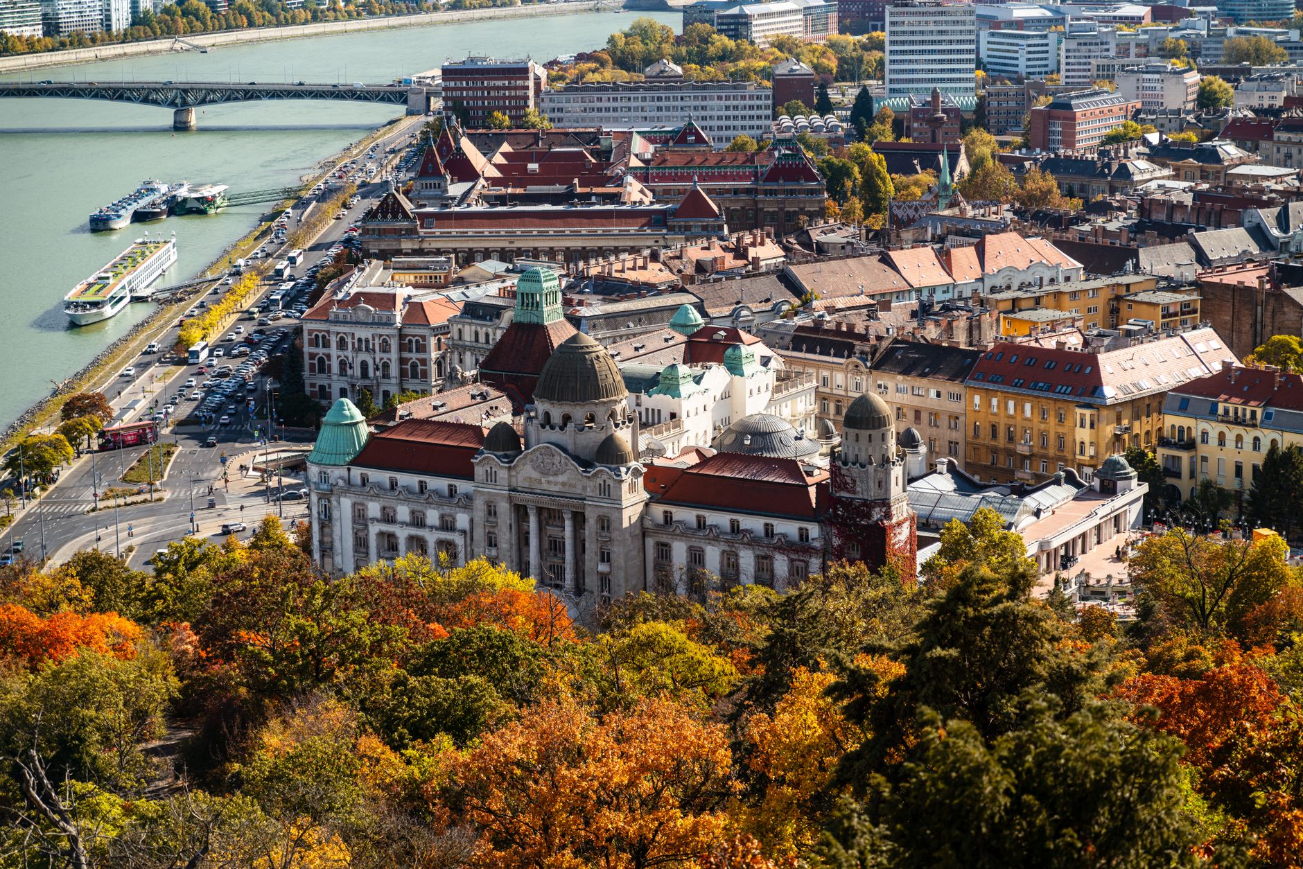 Jesienna panorama Budapesztu z historyczną zabudową miasta