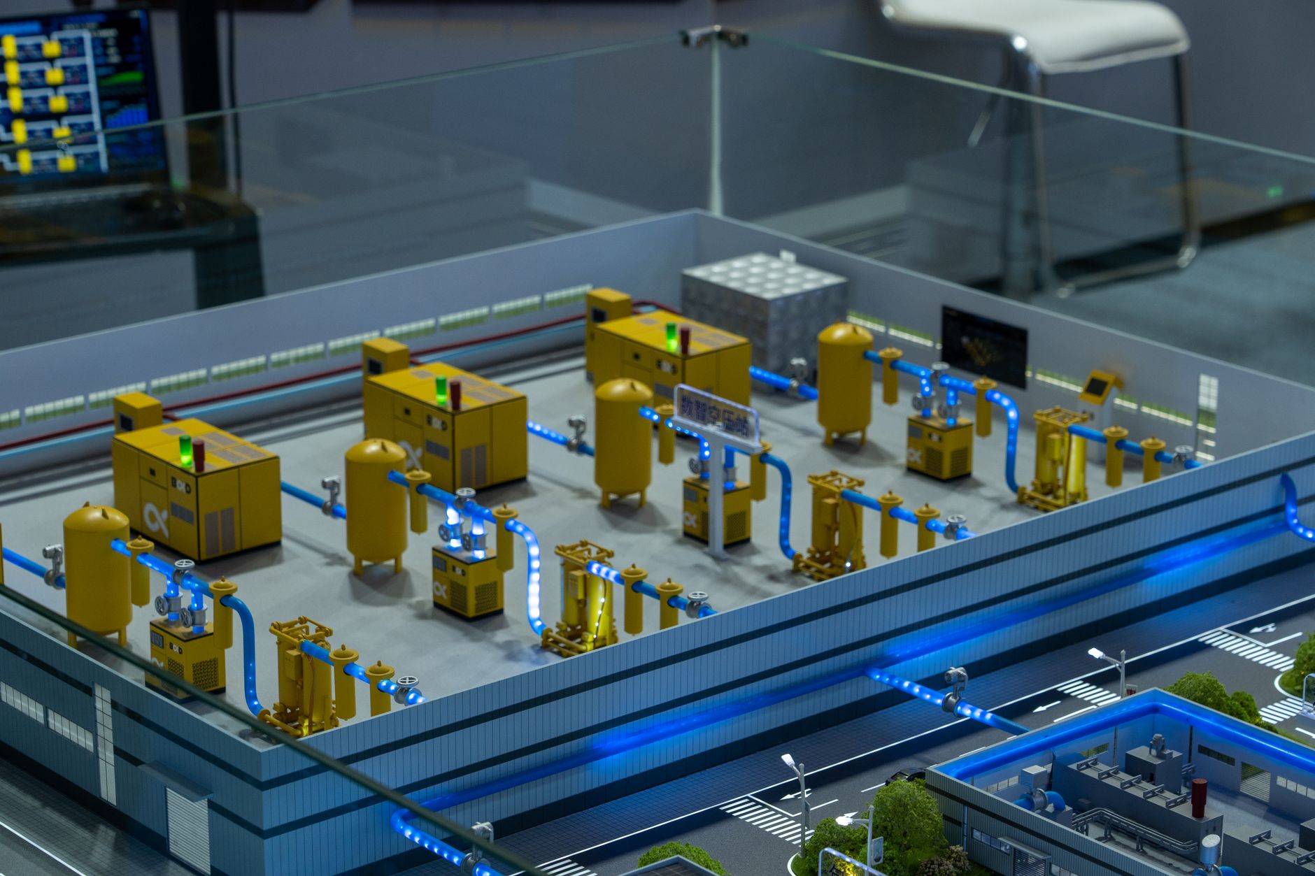 Model hali przemysłowej z nowoczesnymi maszynami i systemami IoT