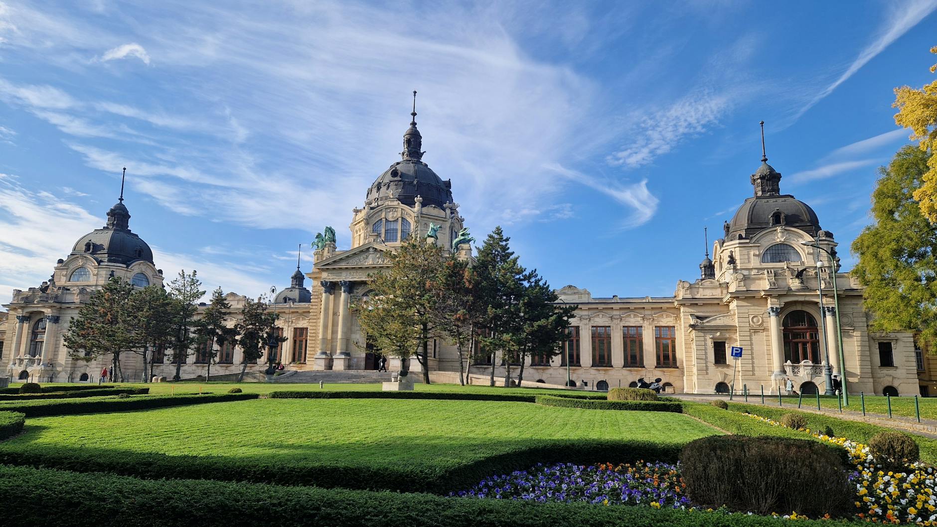 Termy Széchenyi w Budapeszcie w słoneczny dzień z błękitnym niebem