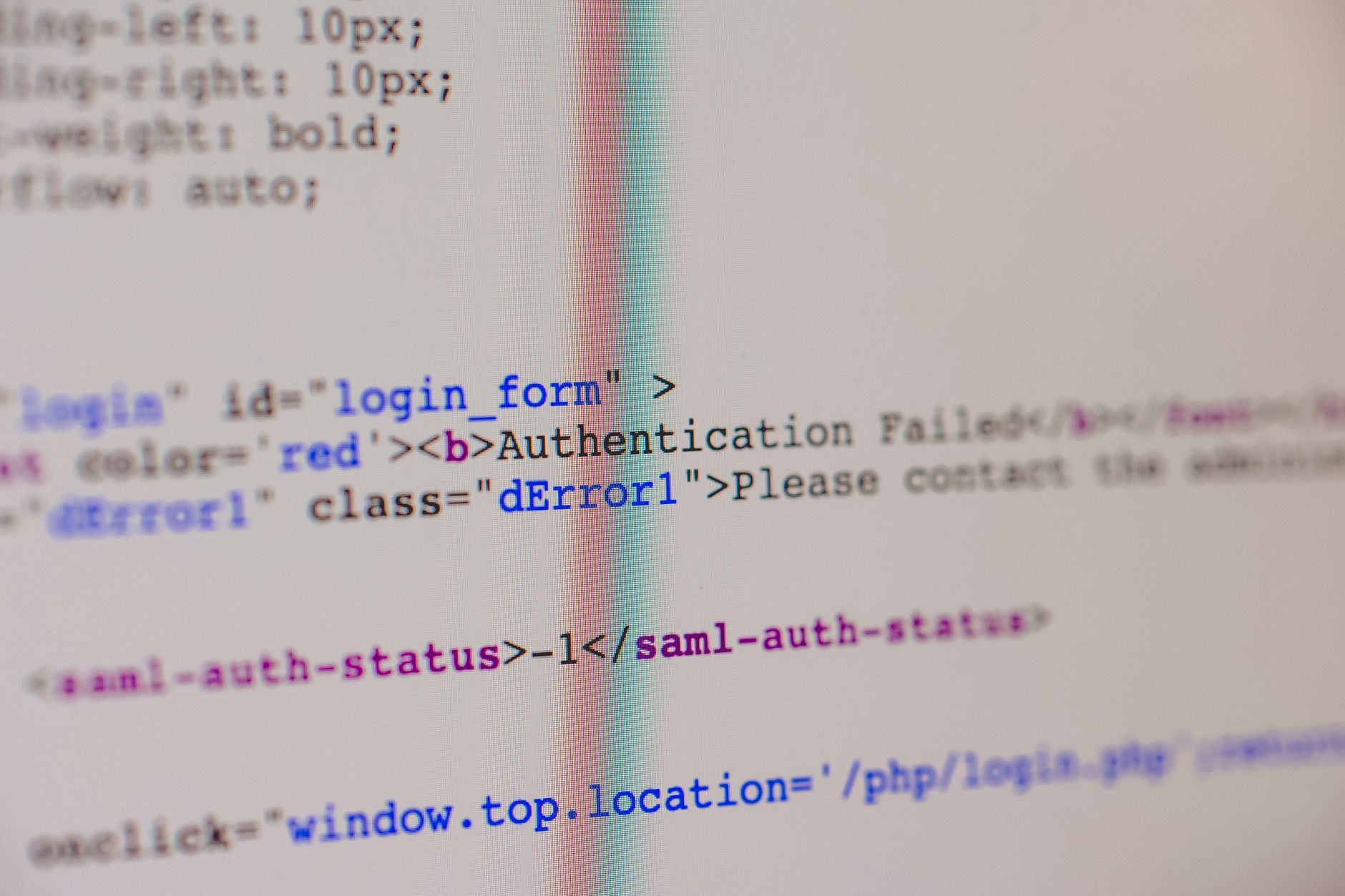 Zbliżenie ekranu z kodem HTML i PHP z błędem i danymi logowania