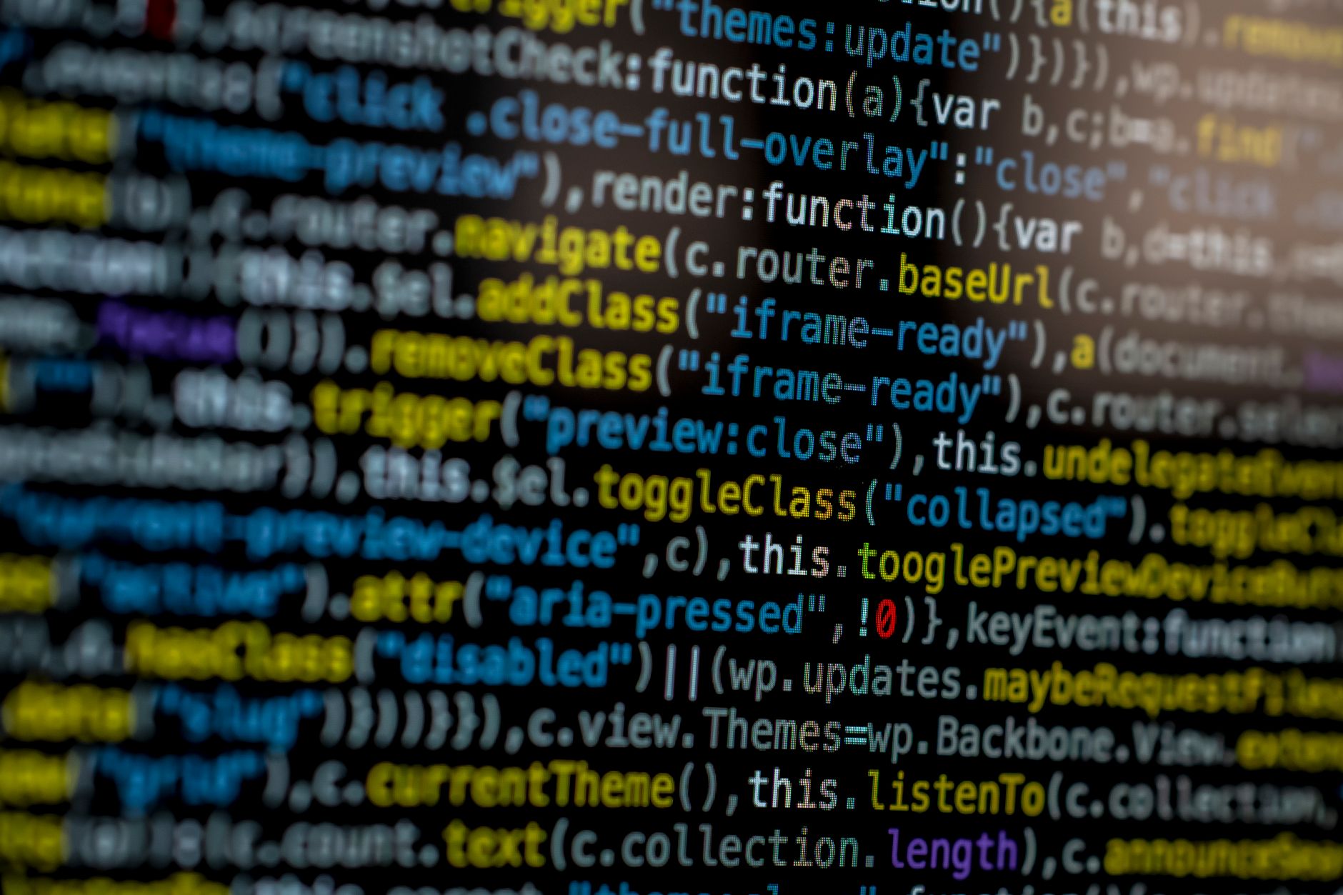 Zbliżenie wielobarwnego kodu programistycznego na ekranie monitora