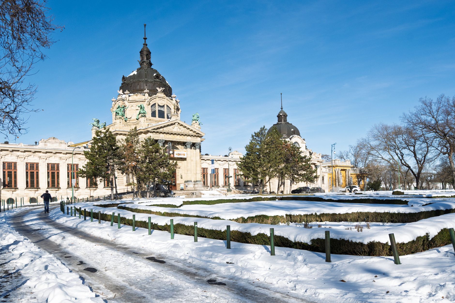 Zimowe Széchenyi Thermal Bath w Budapeszcie pod błękitnym niebem