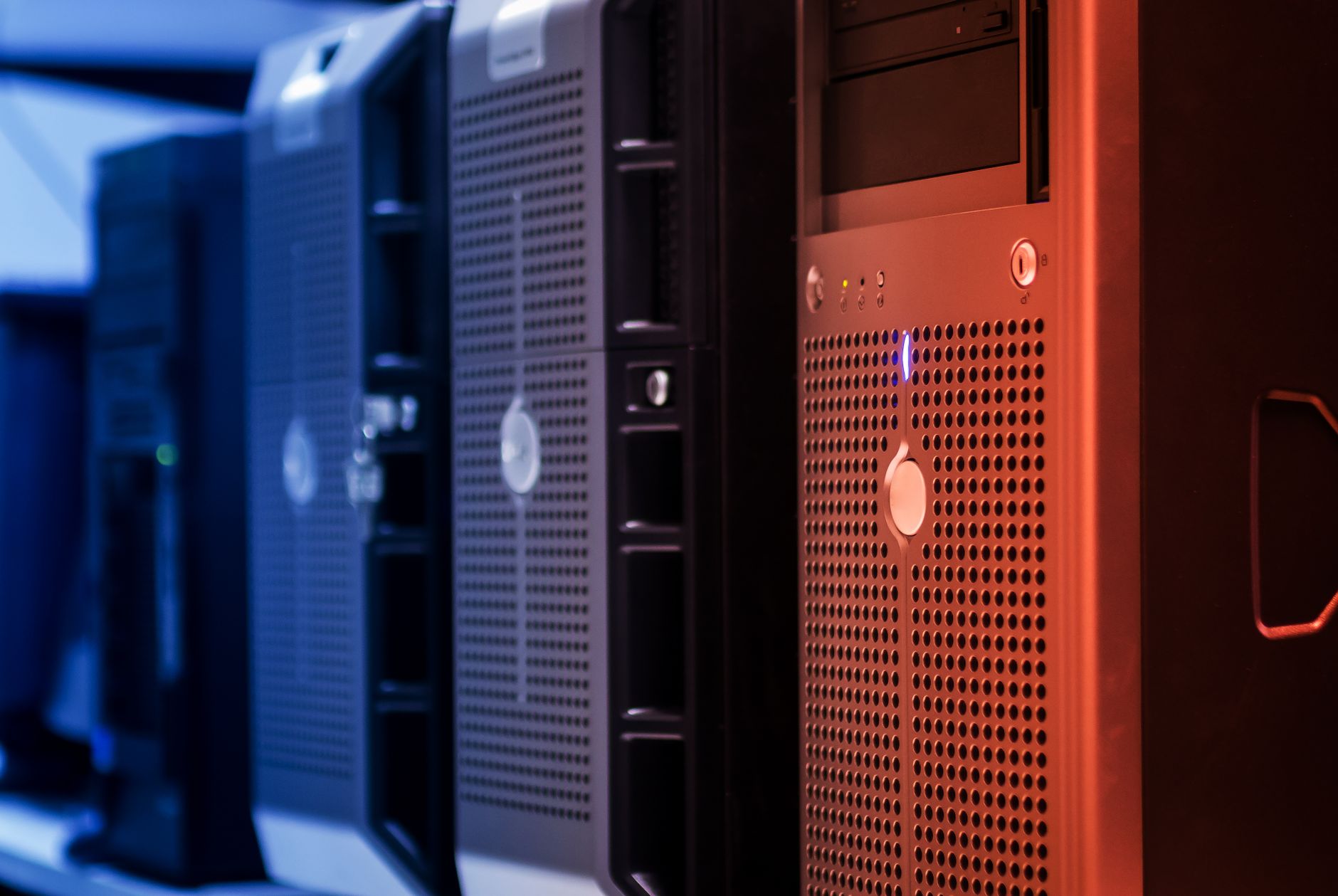 Wieżowe serwery w data center oświetlone niebiesko-czerwonym światłem