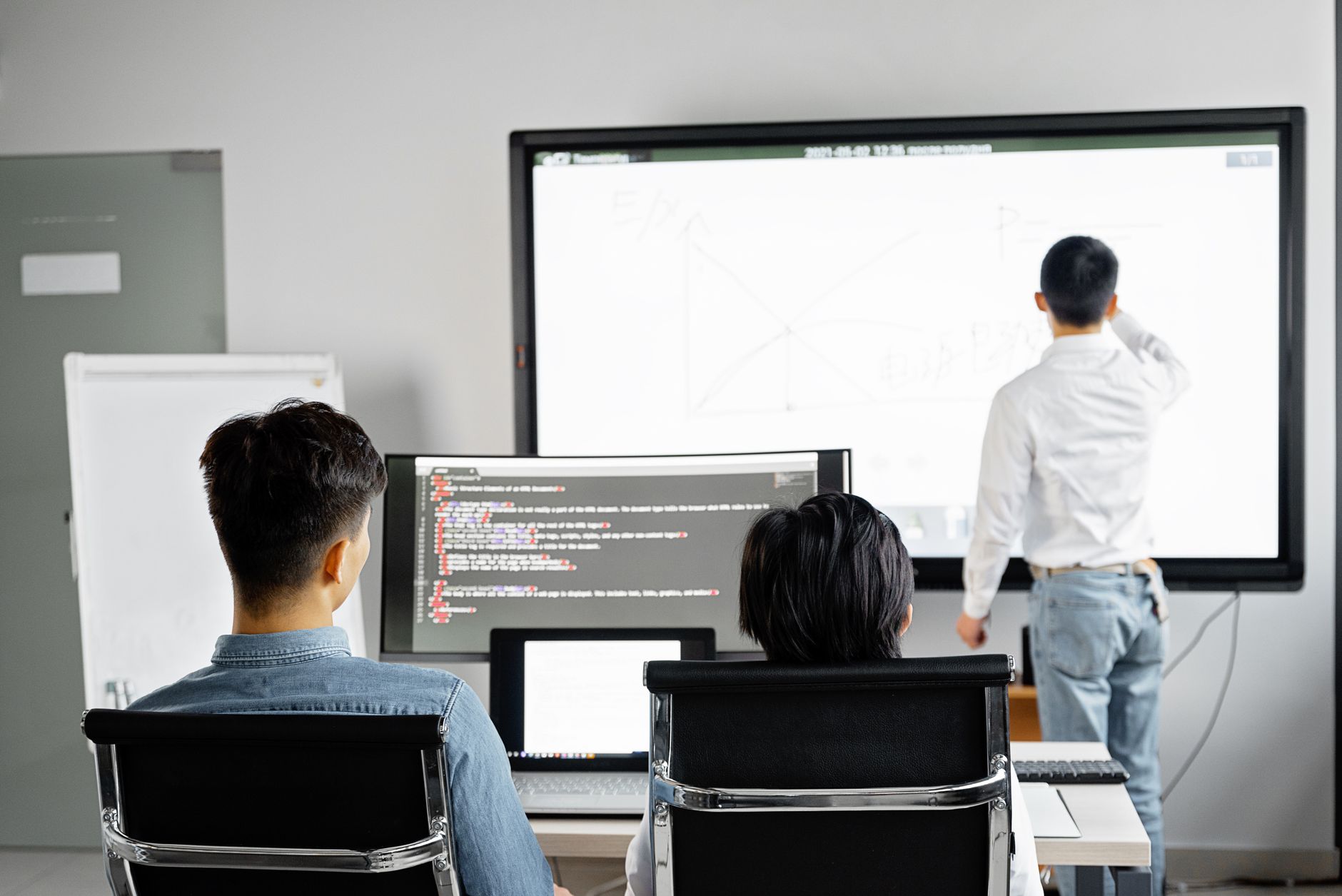 Zespół prezentuje rozwiązania technologiczne w nowoczesnym biurze