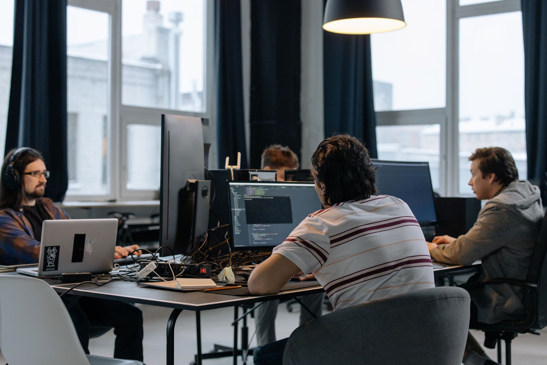 Zespół programistów pracuje przy komputerach w nowoczesnym biurze