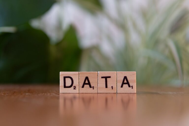Kafelki Scrabble układające się w słowo DATA na