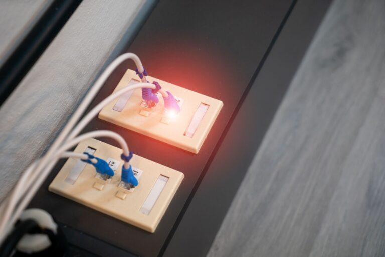 Porty Ethernet z podłączonymi kablami i świecącymi diodami LED