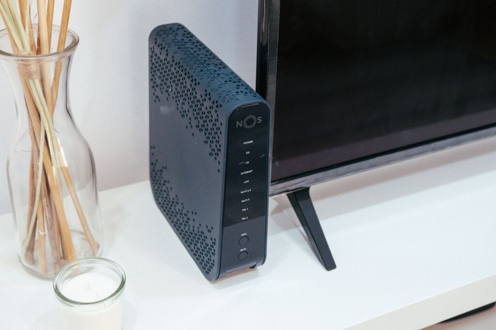 Router obok telewizora w nowoczesnym domowym wnętrzu